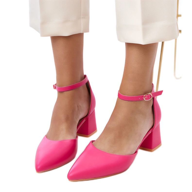 Vaaleanpunaiset pumput postille kiinnitetty keris -kuutioon vaaleanpunainen