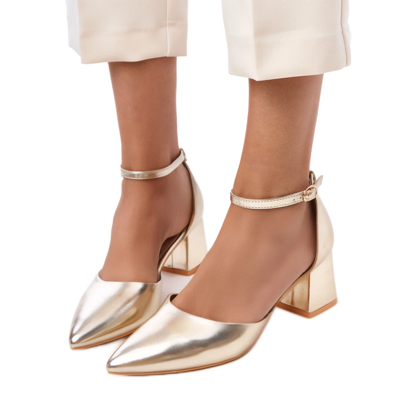 Keris -kuutioihin kiinnitetty kultaiset pumput kultainen