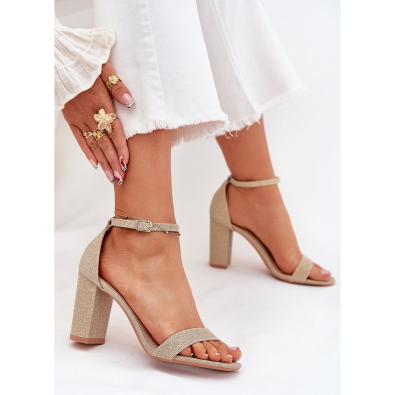 Boto Kiiltävät naisten sandaalit Golden Kavinina Postissa kultainen