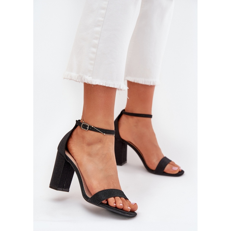 Boto Kiiltävät naisten sandaalit mustassa kavinassa