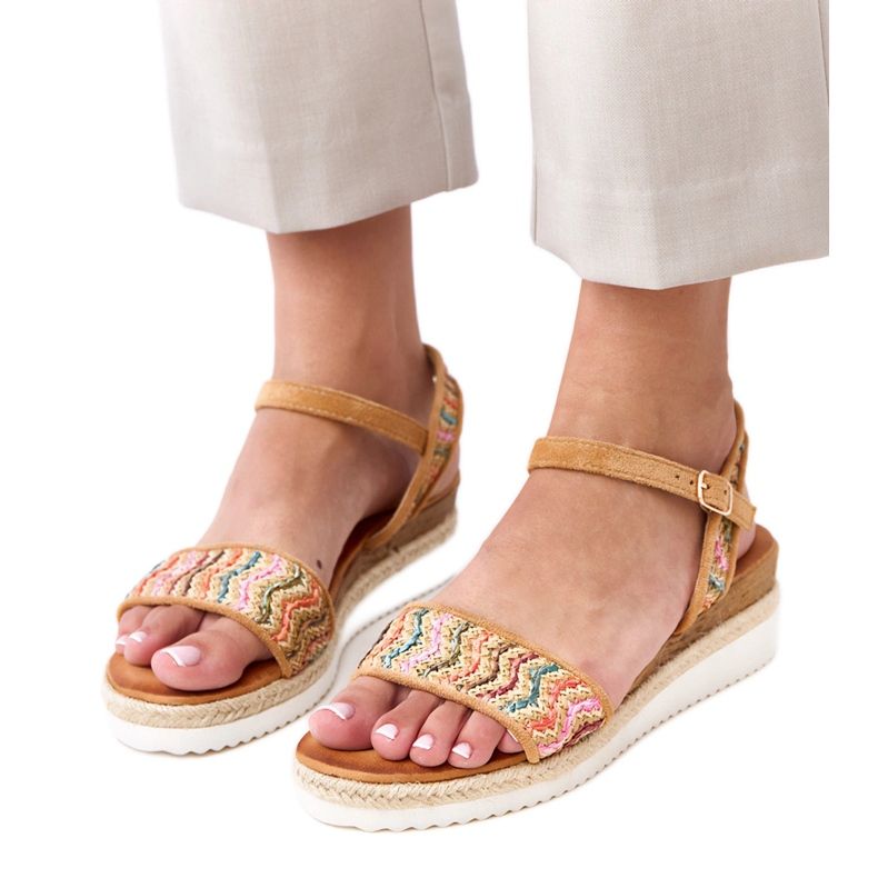 Ruskeat virkkaus sandaalit Versala -kiilassa