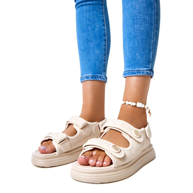 Beige -sandaalit, joissa on säädettävät partavyöt