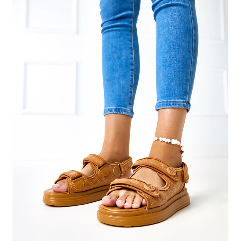 Ruskeat sandaalit, joissa on säädettävät partavyöt Ruskeat sandaalit, joissa on säädettävät partavyöt