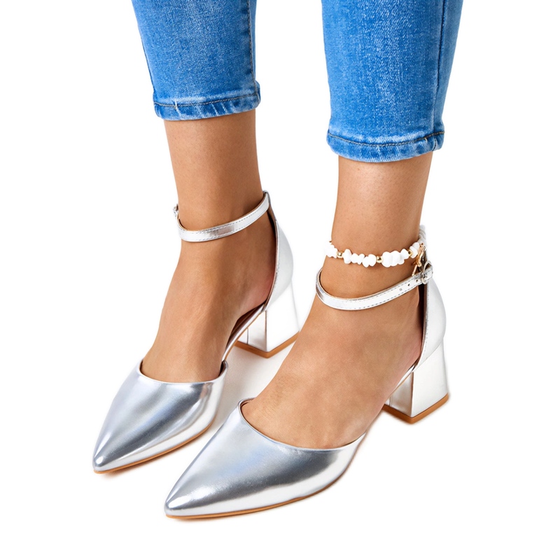 Postin hopeapumput kiinnitetty keriskuutioilla