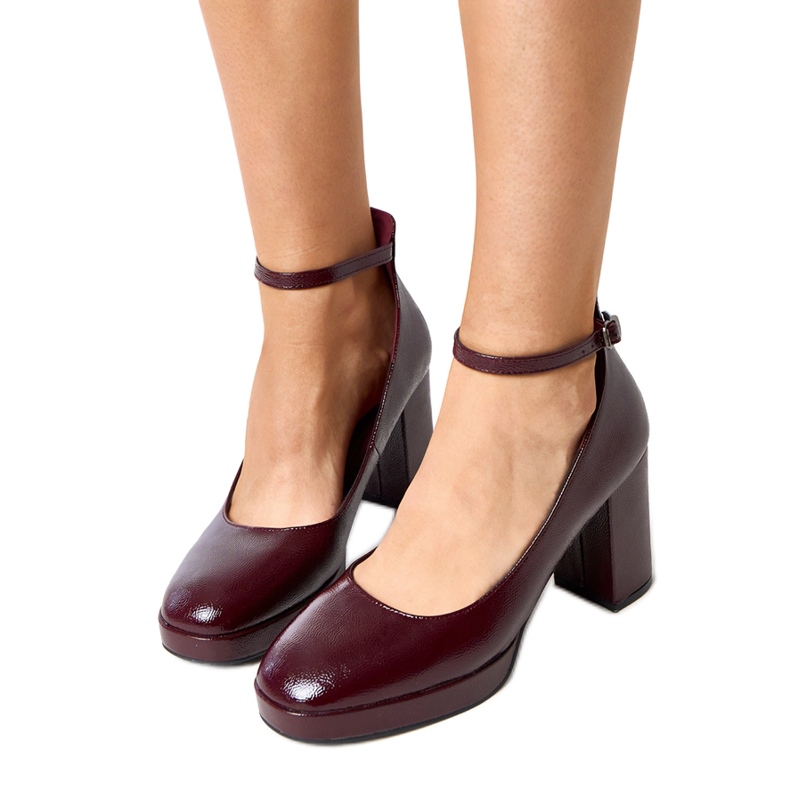 Burgundin pumput lakattu massiivisella batuma -postilla punainen