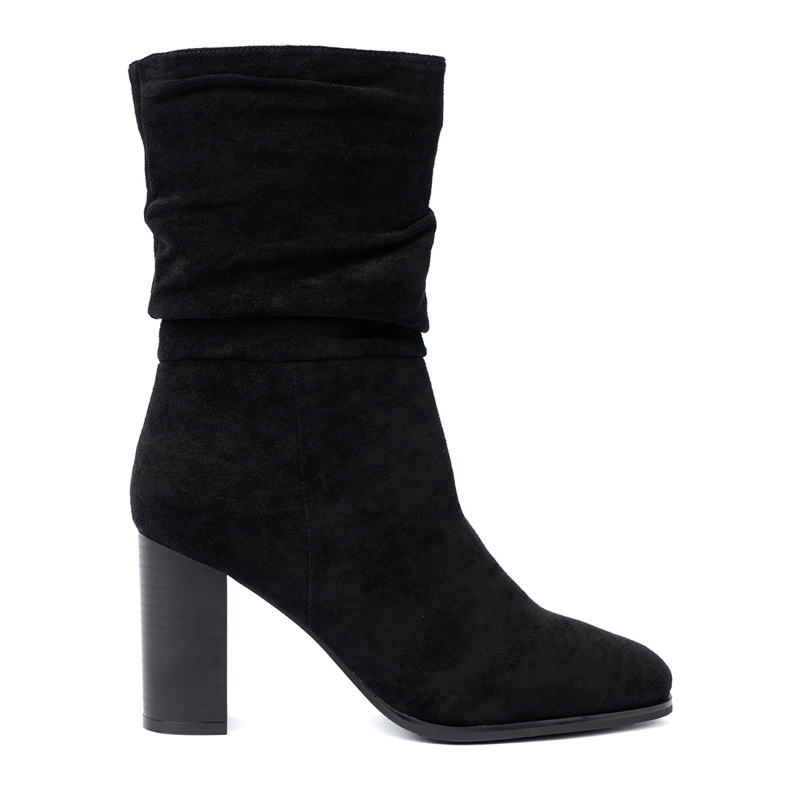 Shelvt Postin mustat saappaat rypistyneellä yläosalla