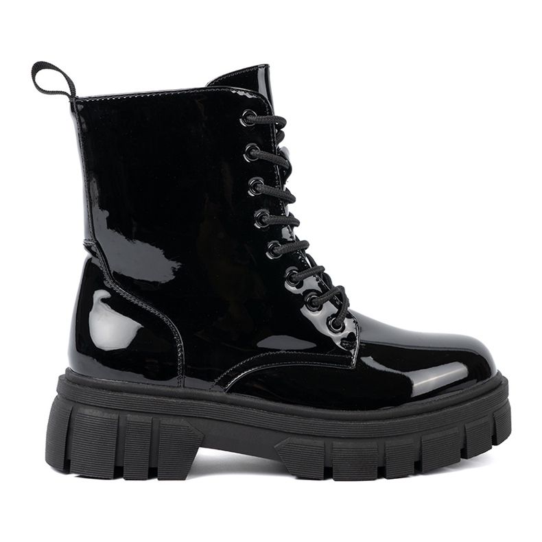 Shelvt Musta lakattu työntekijät massiivisella pohjalla