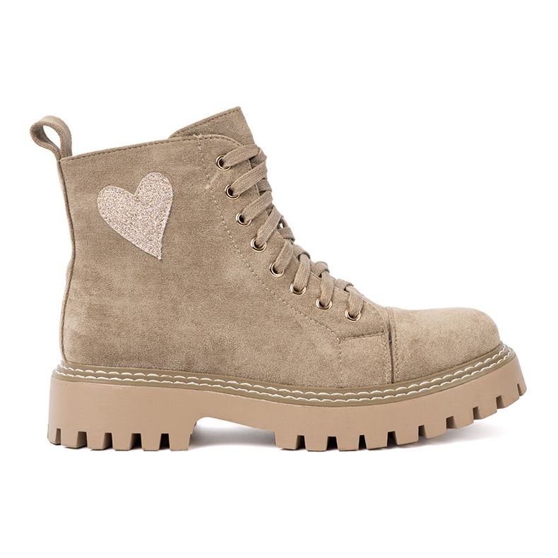 Shelvt Beige -työntekijät, joilla on sydän ja paksu pohja