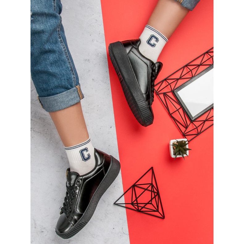 Kylie Tennarit alustalla musta