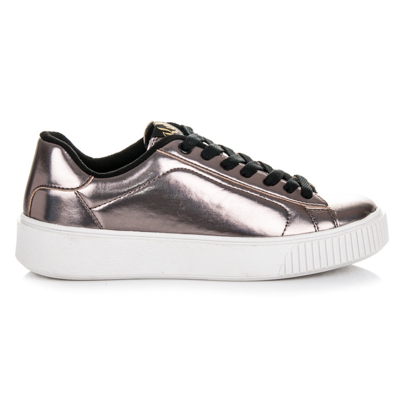 Kylie Tennarit alustalla vaaleanpunainen