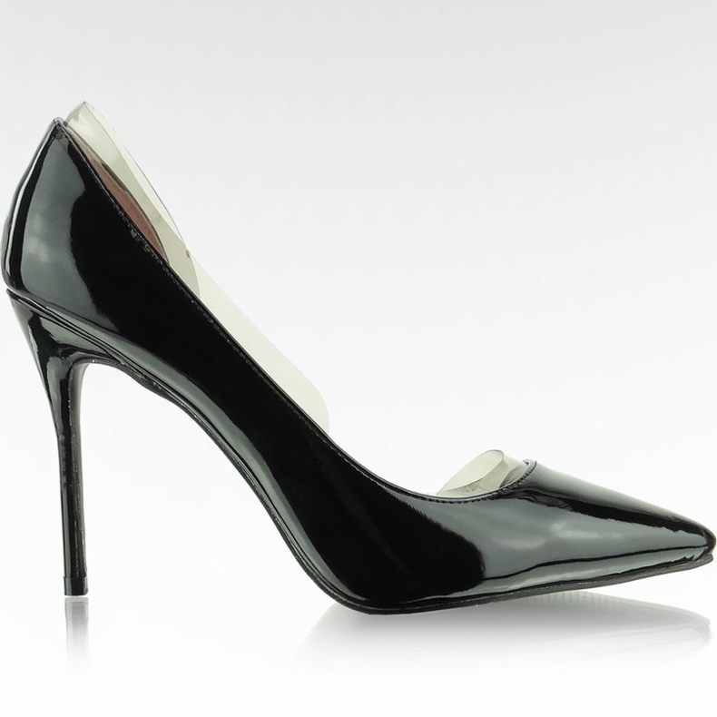 Epäsymmetriset pumput mustalla kantalla