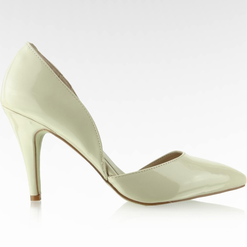 Pumput, joissa on lovi A880 Beige