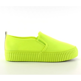 Liukuminen korkealla reunuksella varustetulla GF-40 keltaisella pohjalla keltainen