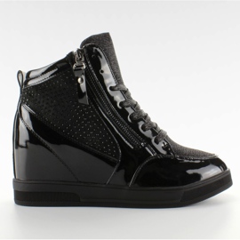 Lakkatut lenkkarit R19 musta