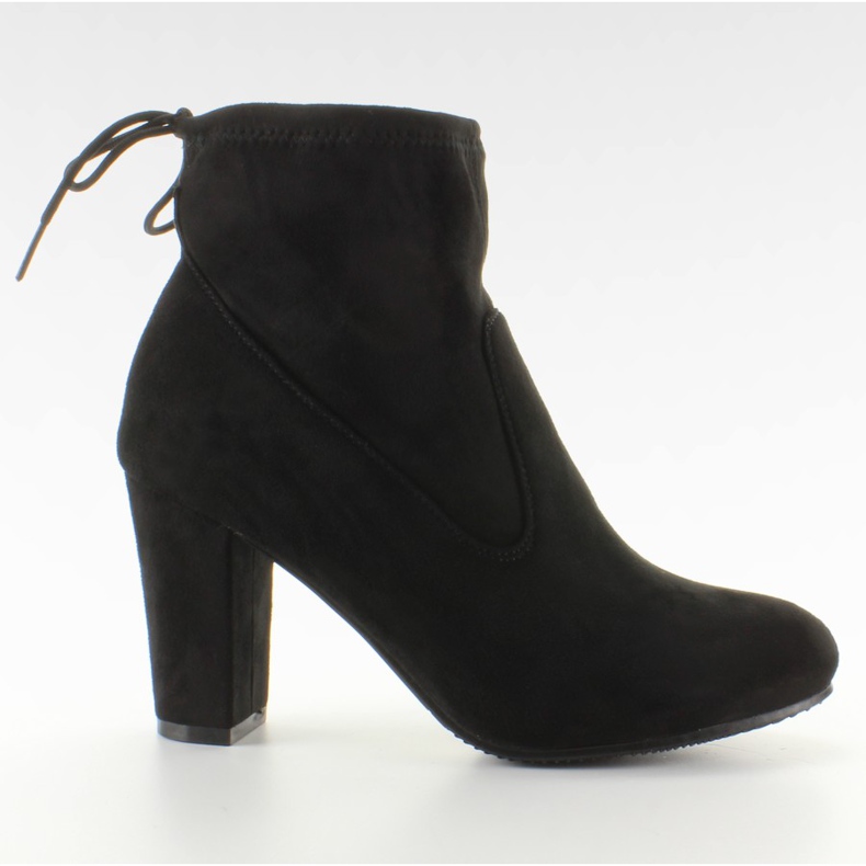 Mustat nilkkurit, joissa narulla