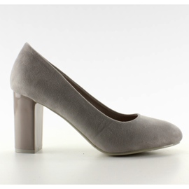 Mokkanahkapumput M265 harmaalla pylväällä