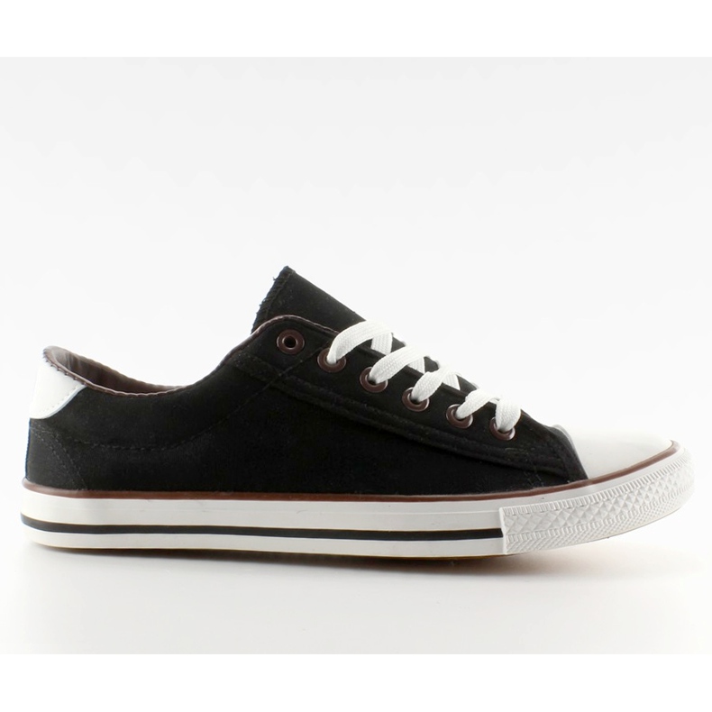 Mustat naisten tennarit mustalla päällä