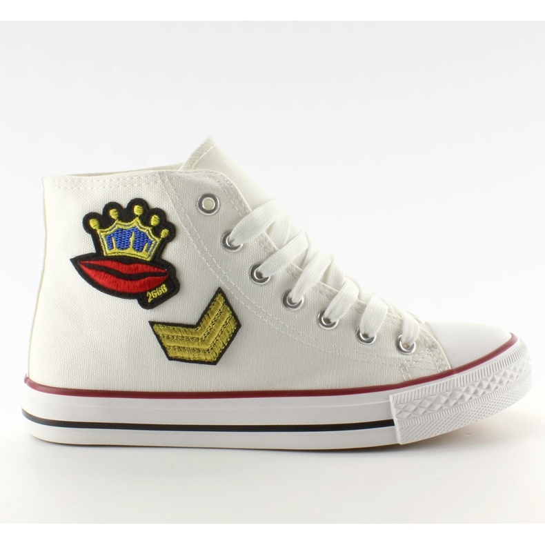 Kengät, joissa on R63-laastari valkoinen