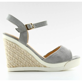 Harmaat sandaalit kiilakorossa