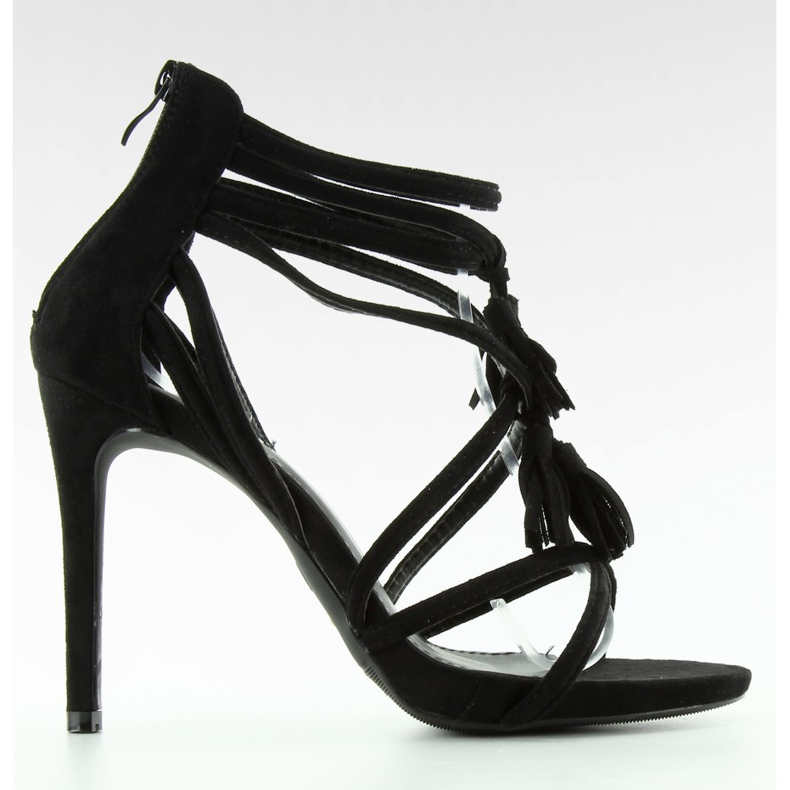 Mustat sandaalit korkokengillä tupsilla