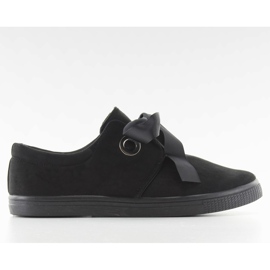 JX49-mustalla nauhalla sidotut tennarit