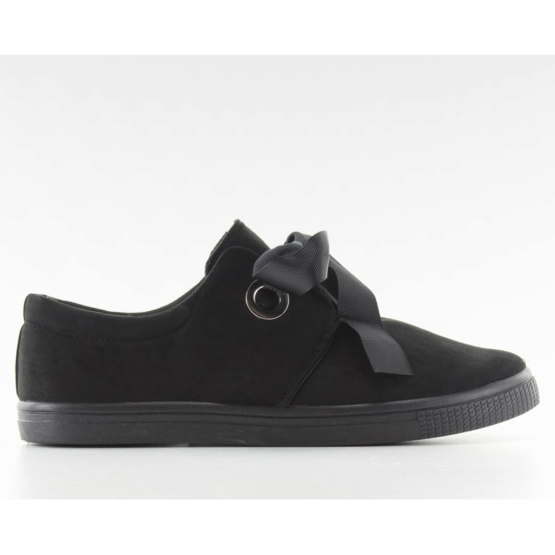 JX49-mustalla nauhalla sidotut tennarit