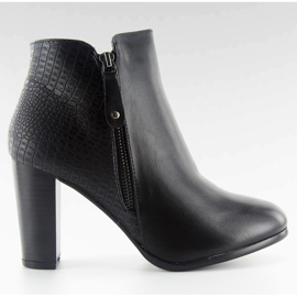 Mustat korkeakorkoiset saappaat f815