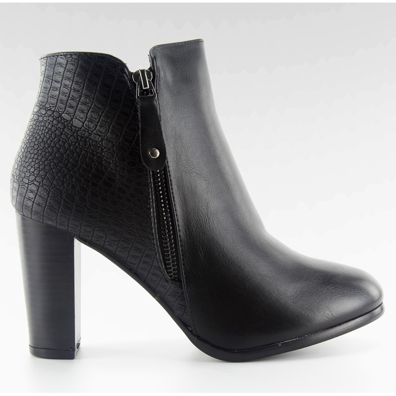 Mustat korkeakorkoiset saappaat f815