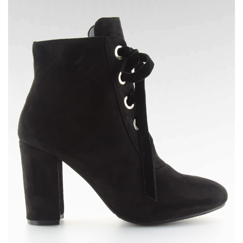 Mustat mustat saappaat leveillä koroilla