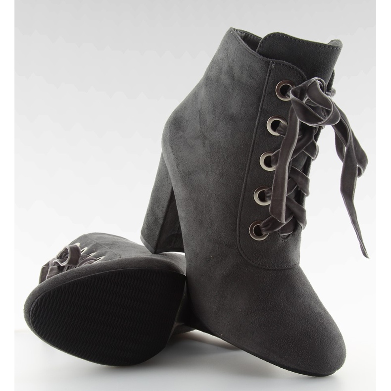 Harmaat harmaat saappaat leveillä koroilla