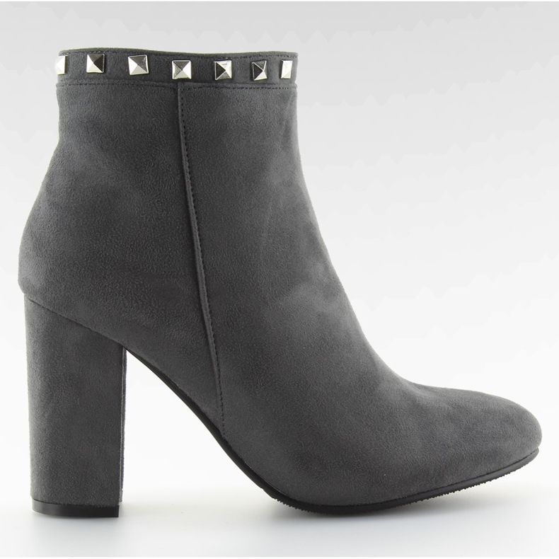 Harmaat ja harmaat korkokengät neppareilla