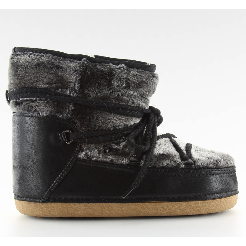 Lumisaappaat kuu turkismustalla