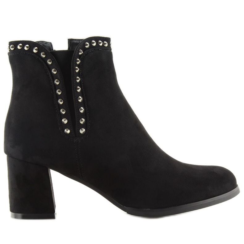 Mustat mustat saappaat korkokengillä