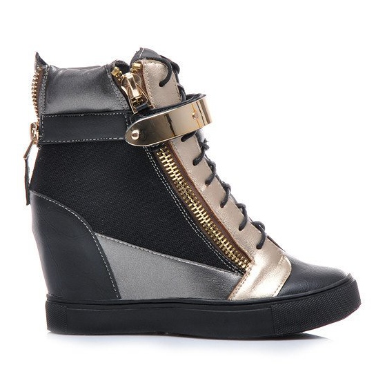 Huomiota herättävät lenkkarit musta