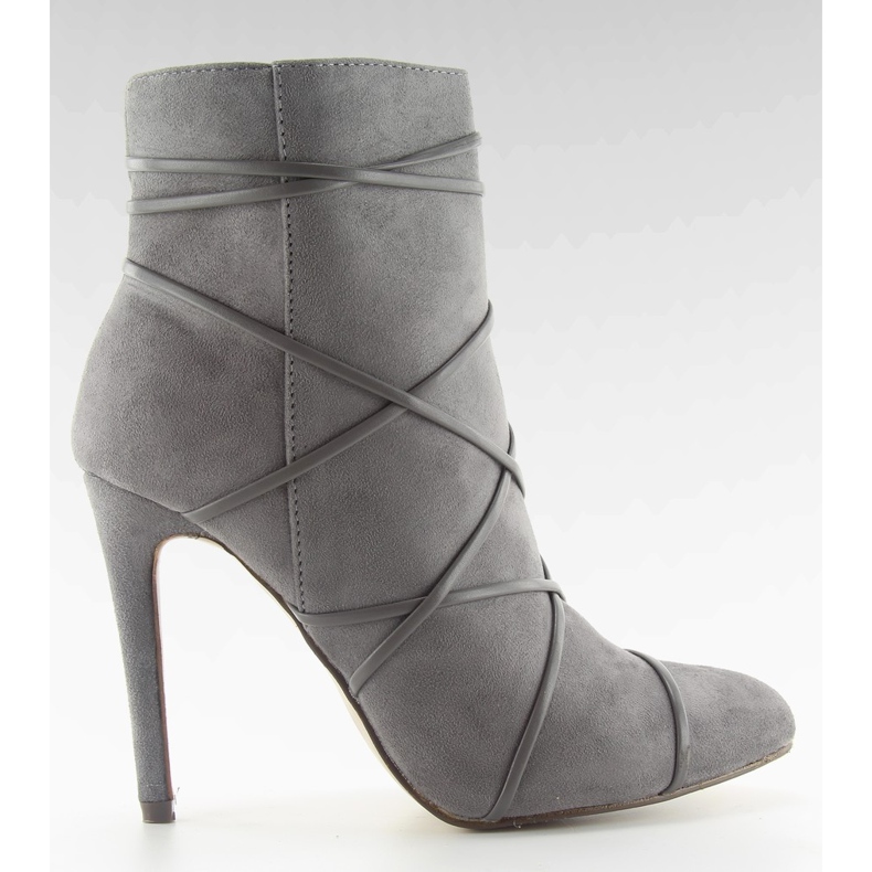 Harmaa mokkanahka harmaat saappaat tikkakorolla