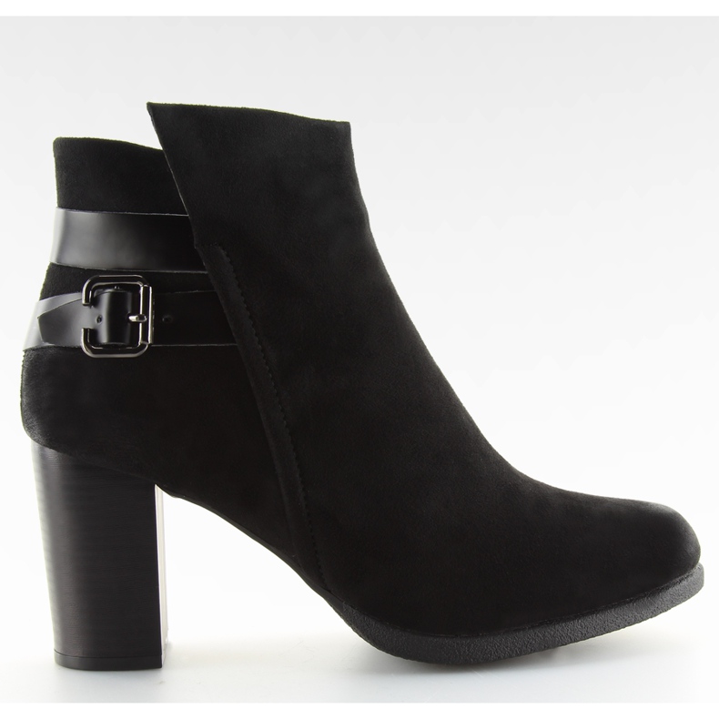 Mustat saappaat vakaalla kantapäällä