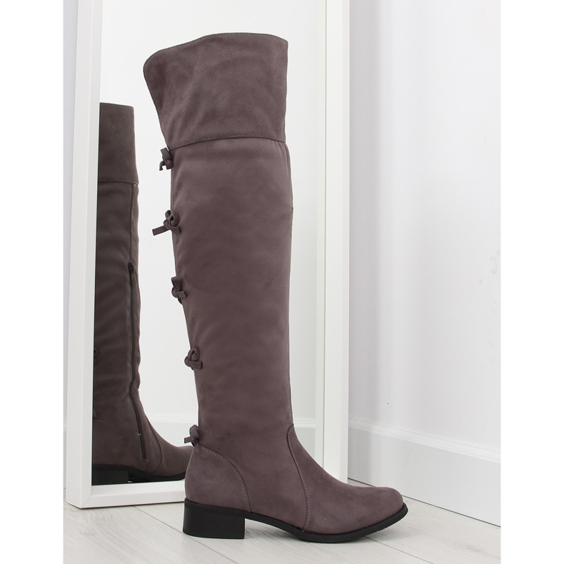 Reisisaappaat harmaalla jousella