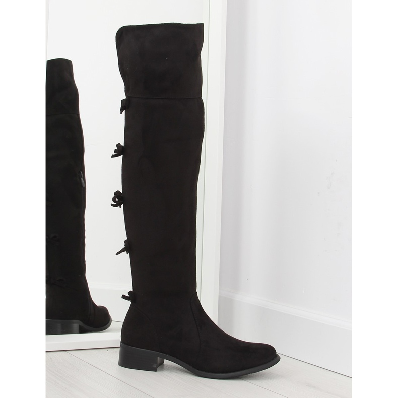 Mustat reiteen saappaat jousilla