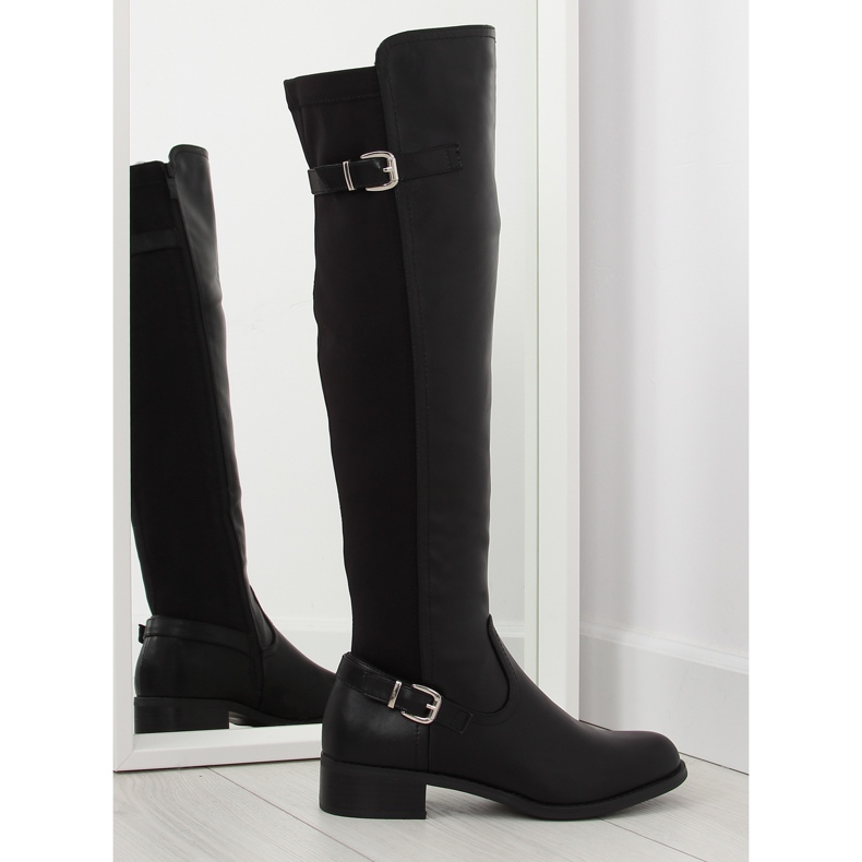 Mustat saappaat, joissa joustava päällinen