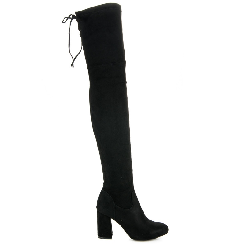 Mustat reisi-korkeat saappaat postissa