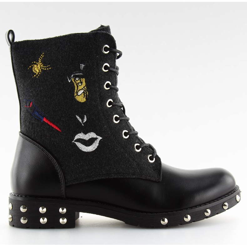 Mustat saappaat huopapäällisillä