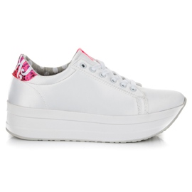 Kylie Valkoiset tennarit alustalla valkoinen