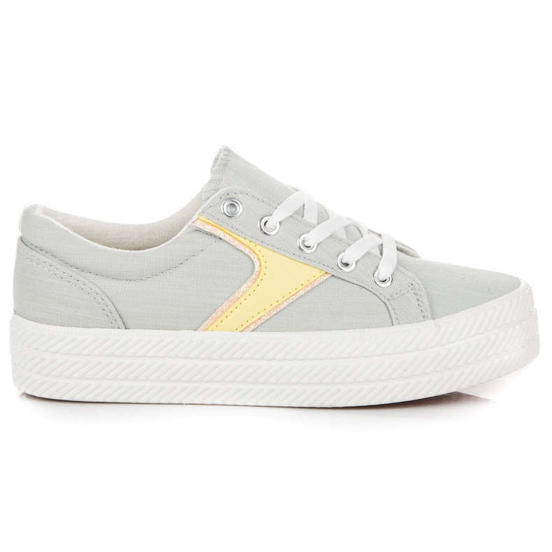 Kylie Tennarit alustalla harmaa