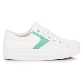 Kylie Tennarit alustalla valkoinen