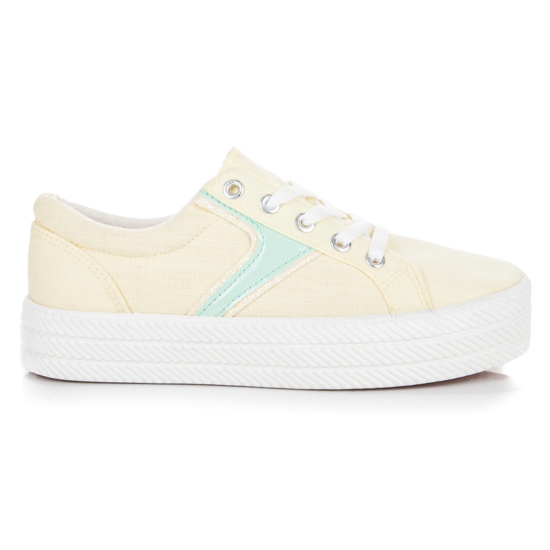 Kylie Tennarit alustalla keltainen