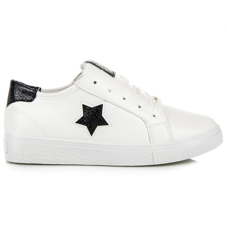 Sidotut tennarit, joissa on tähti valkoinen