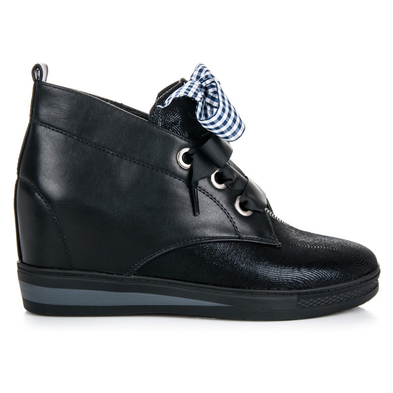 Vinceza Mustat tennarit nauhalla