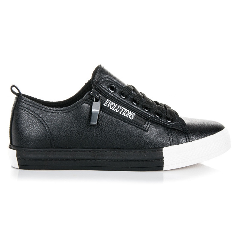 Tennarit alustalla musta