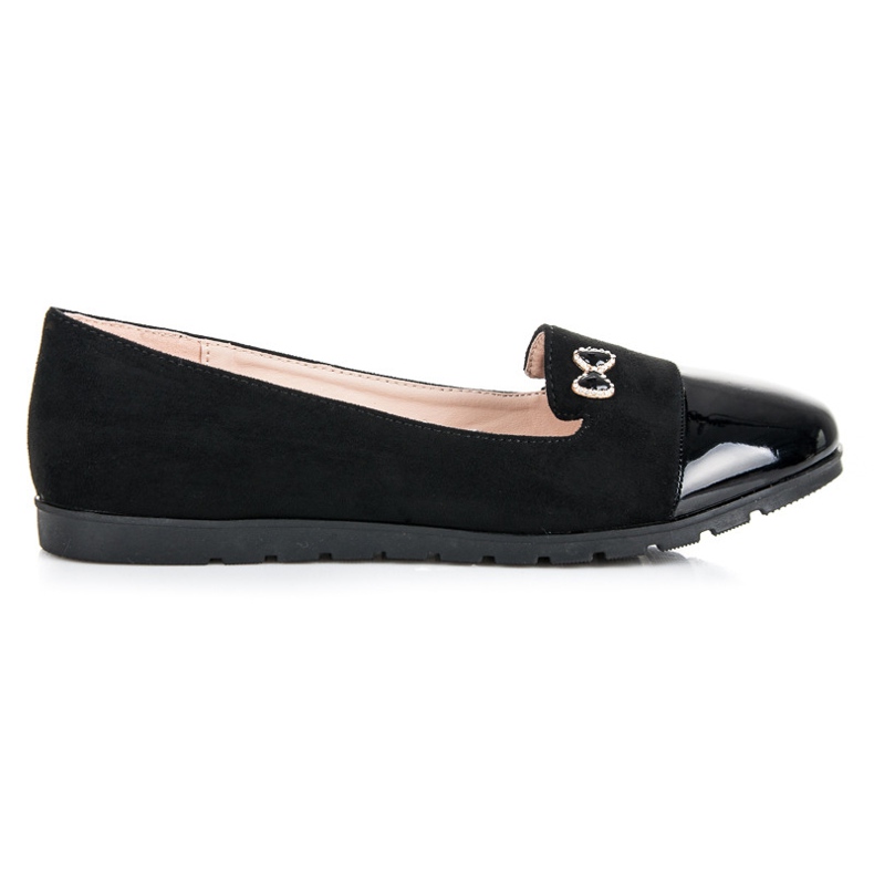 Vinceza Lordsy lakatulla varpaalla musta