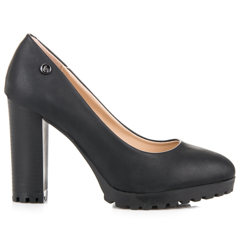 Vices Pumput alustalla musta